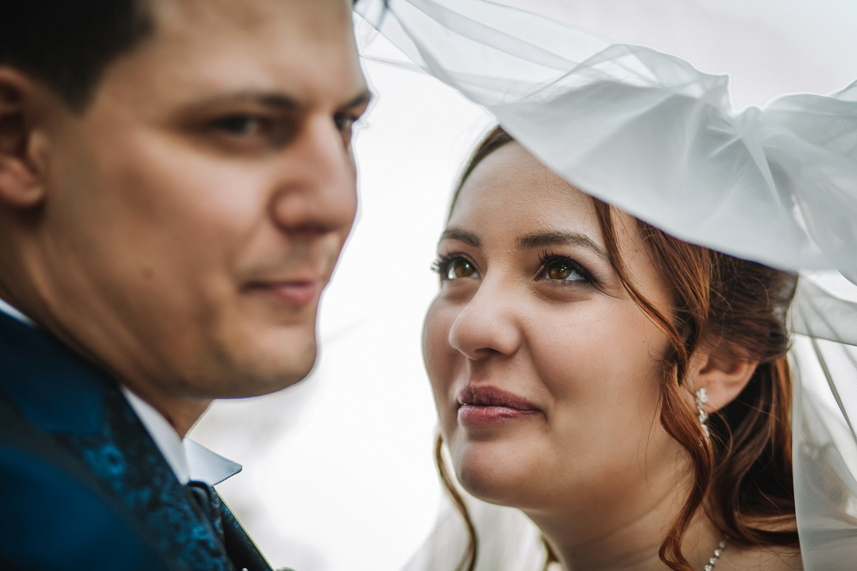 Matrimonio al Castello Canalis di Cumiana(TO). Servizio di coppia Sposa che guarda lo sposo sotto il velo