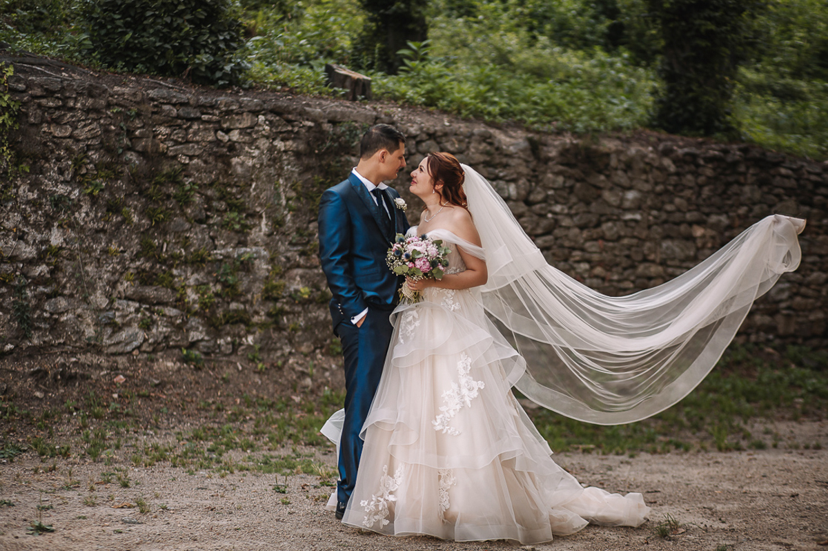 Matrimonio al Castello Canalis di Cumiana(TO). Servizio di coppia Sposi che si guardano. velo che vola