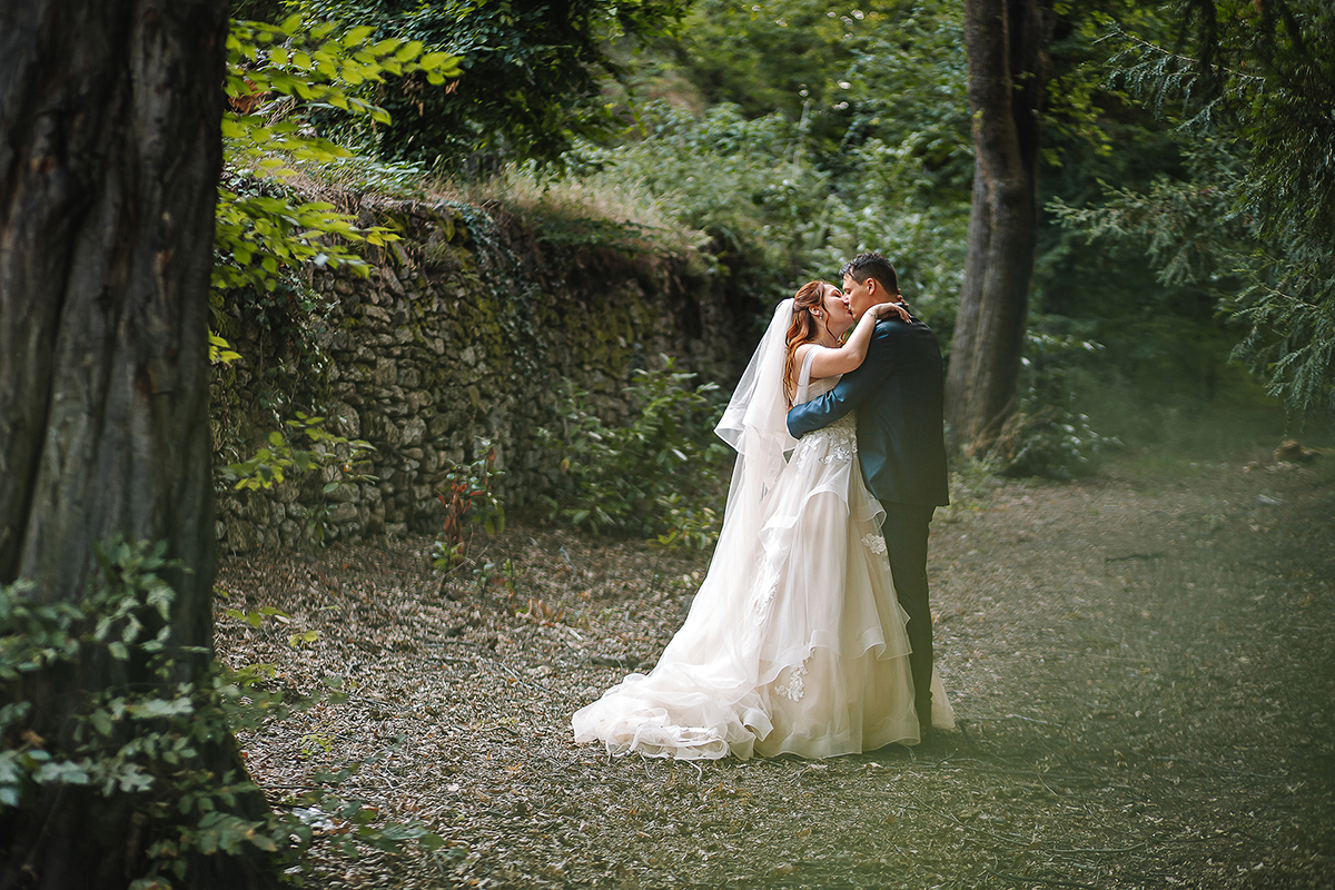 Matrimonio al Castello Canalis di Cumiana(TO). Servizio di coppia Sposi che si baciano. Magia del bosco
