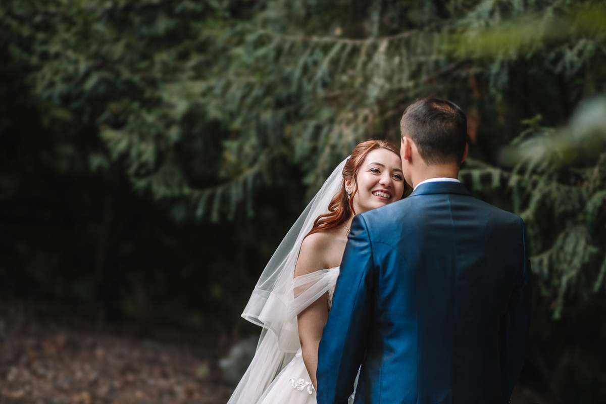 Matrimonio al Castello Canalis di Cumiana(TO). Servizio di coppia Sposi che si guardano. Sposa che ride