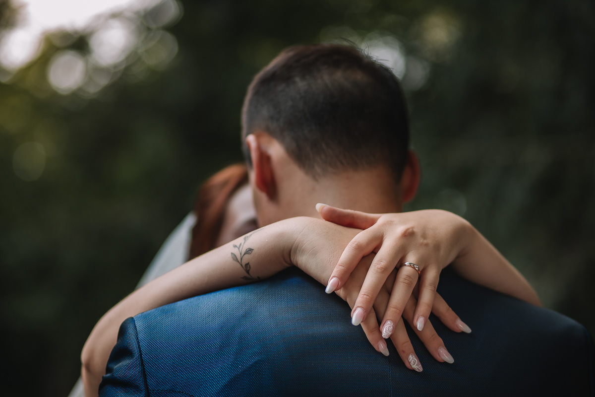 Matrimonio al Castello Canalis di Cumiana(TO). Servizio di coppia Sposa che mette le mani sulle spalle delle sposo. particolare della fede nuziale