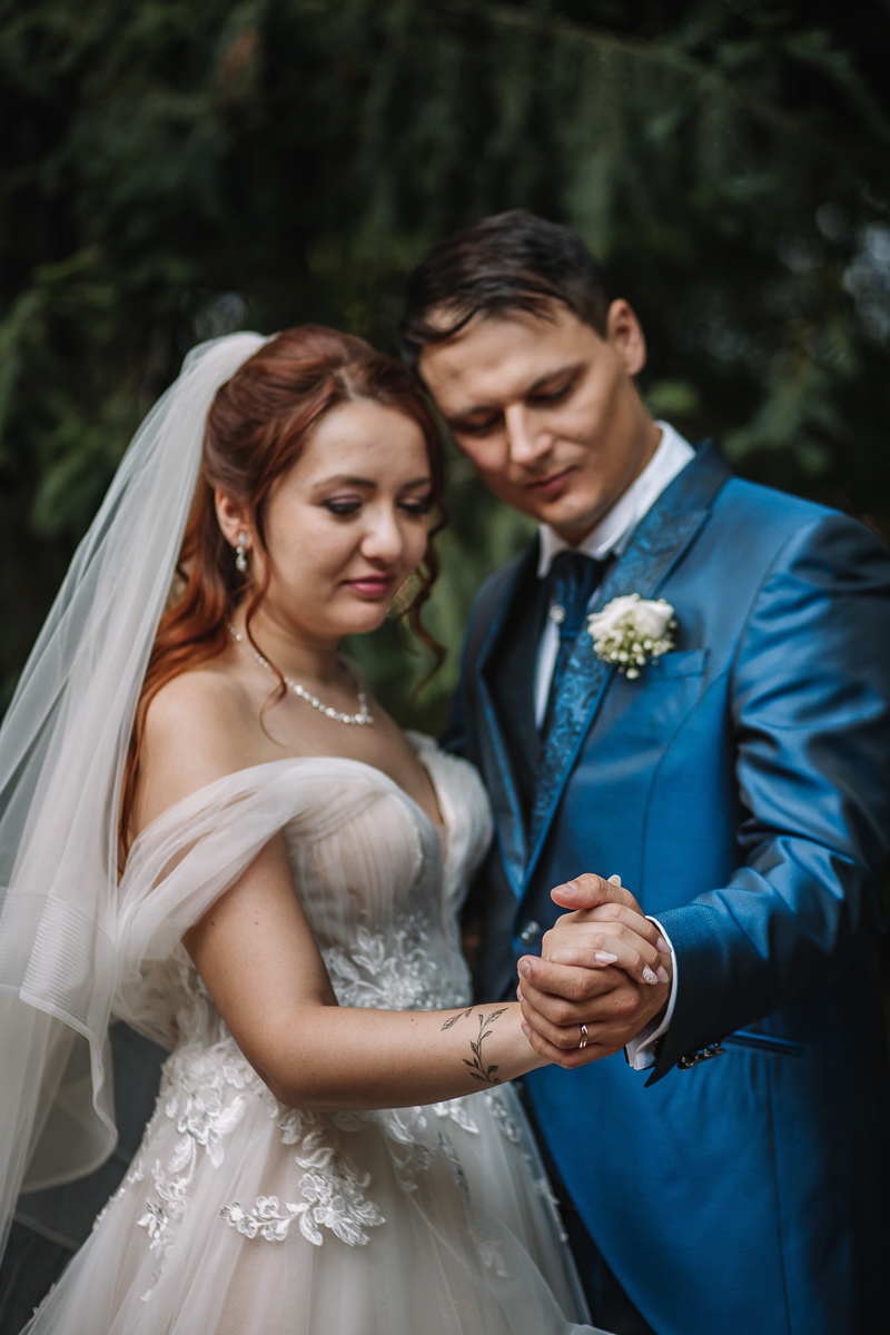 Matrimonio al Castello Canalis di Cumiana(TO). Servizio di coppia Sposi che guardano le loro mani unite