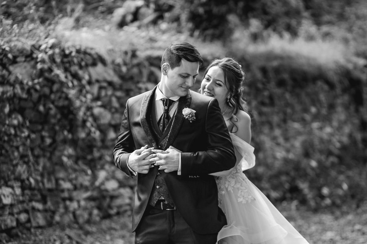 Matrimonio al Castello Canalis di Cumiana(TO). Servizio di coppia Sposa che stringe lo sposo da dietro