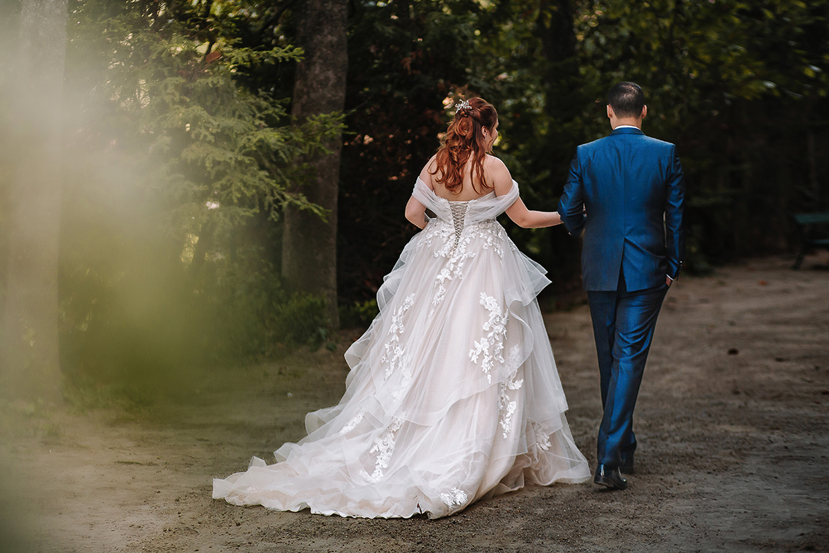 Matrimonio al Castello Canalis di Cumiana(TO). Servizio di coppia Sposi che si dirigono verso la zona dell'aperitivo
