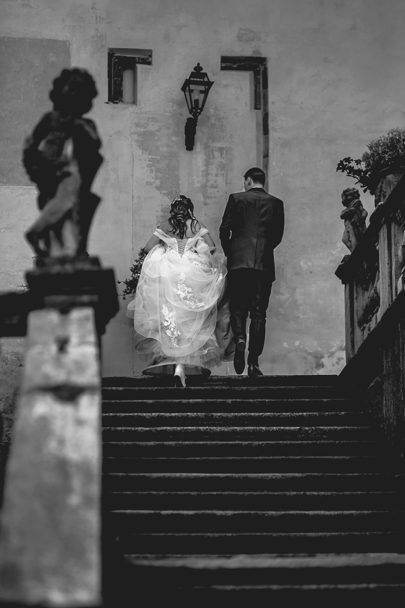 Matrimonio al Castello Canalis di Cumiana(TO). Servizio di coppia Sposi che salgono lo scalone