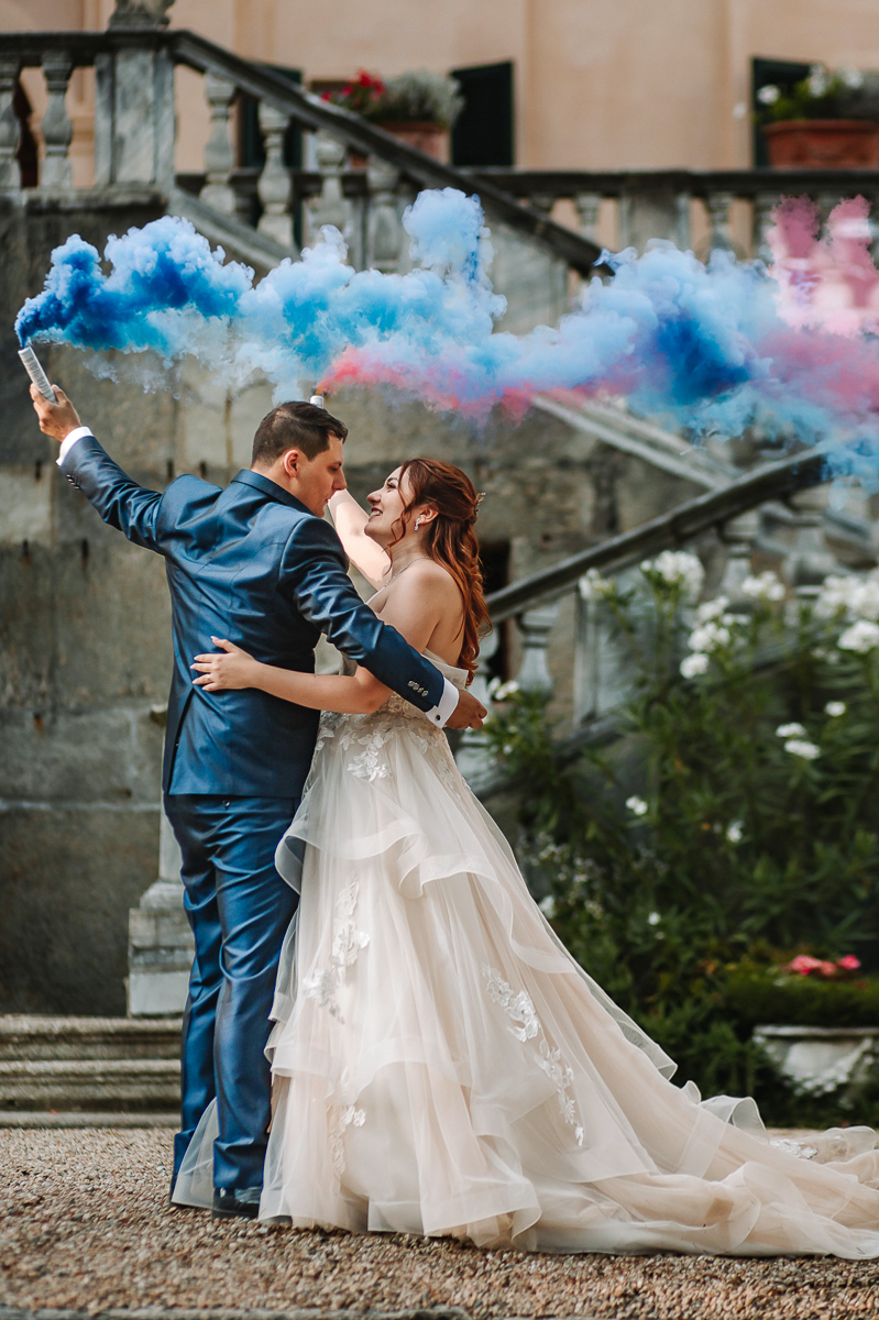 Matrimonio al Castello Canalis di Cumiana(TO). Servizio di coppia Sposi con i fumogeni rossi e blu