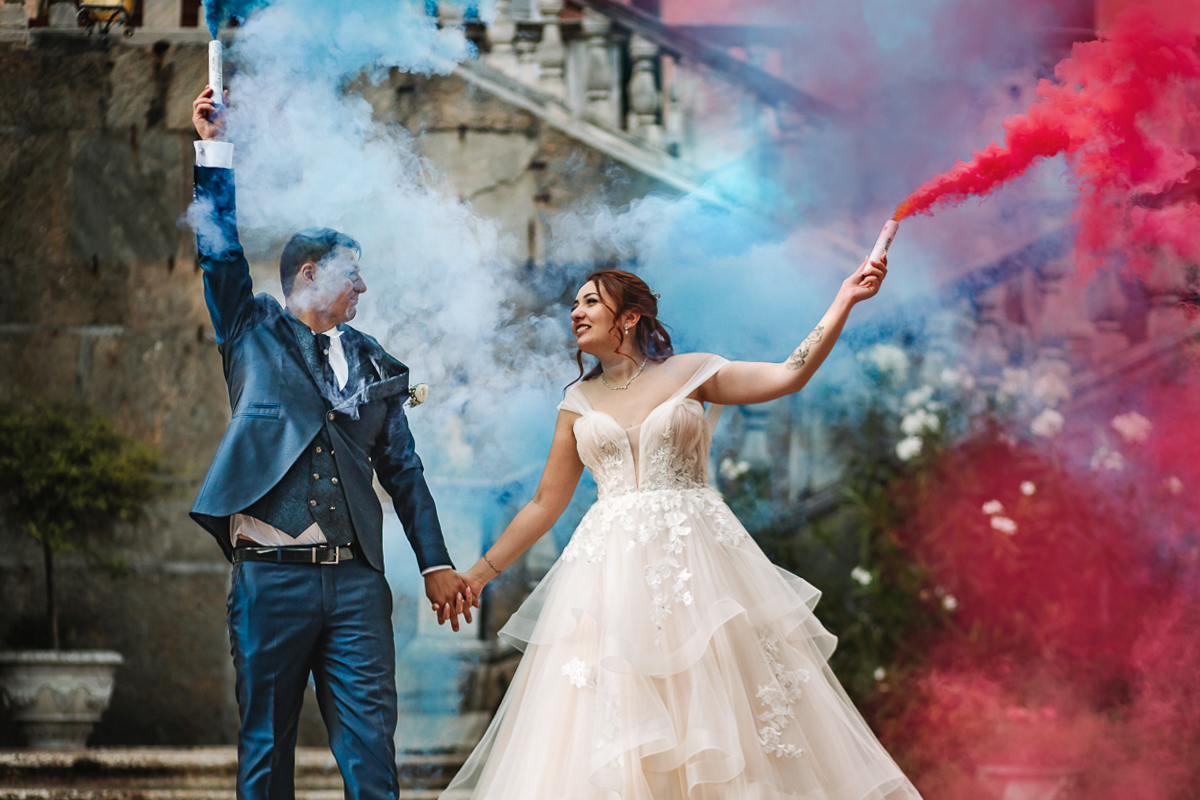 Matrimonio al Castello Canalis di Cumiana(TO). Servizio di coppia Sposicon i fumogeni rossi e blu