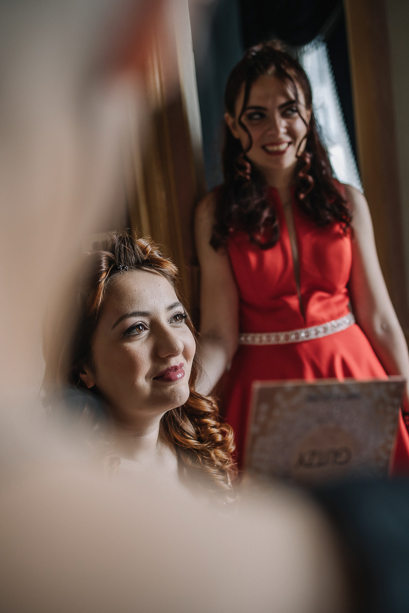 Matrimonio al Castello Canalis di Cumiana(TO). Preparazione della sposa. Sposa co. la testimone vestita di rosso.