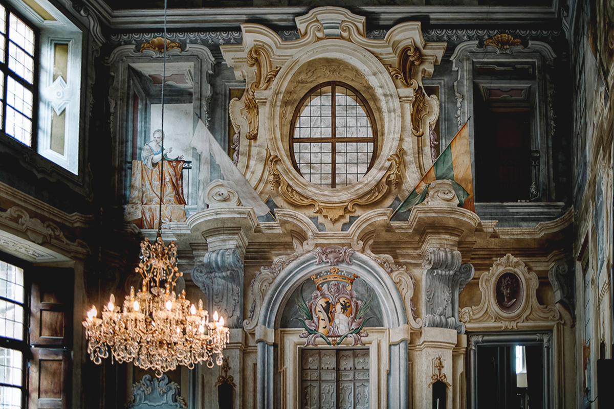 Matrimonio al Castello Canalis di Cumiana(TO). Particolare del bellissimo salone affrescato. e del sontuoso lampadario a gocce.