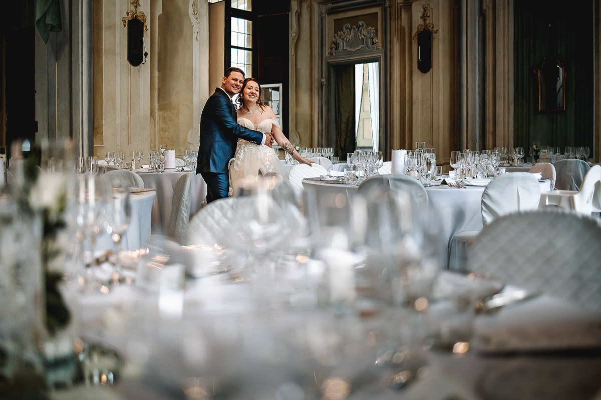 Matrimonio al Castello Canalis di Cumiana(TO). Sposi nella sala del ricevimento.