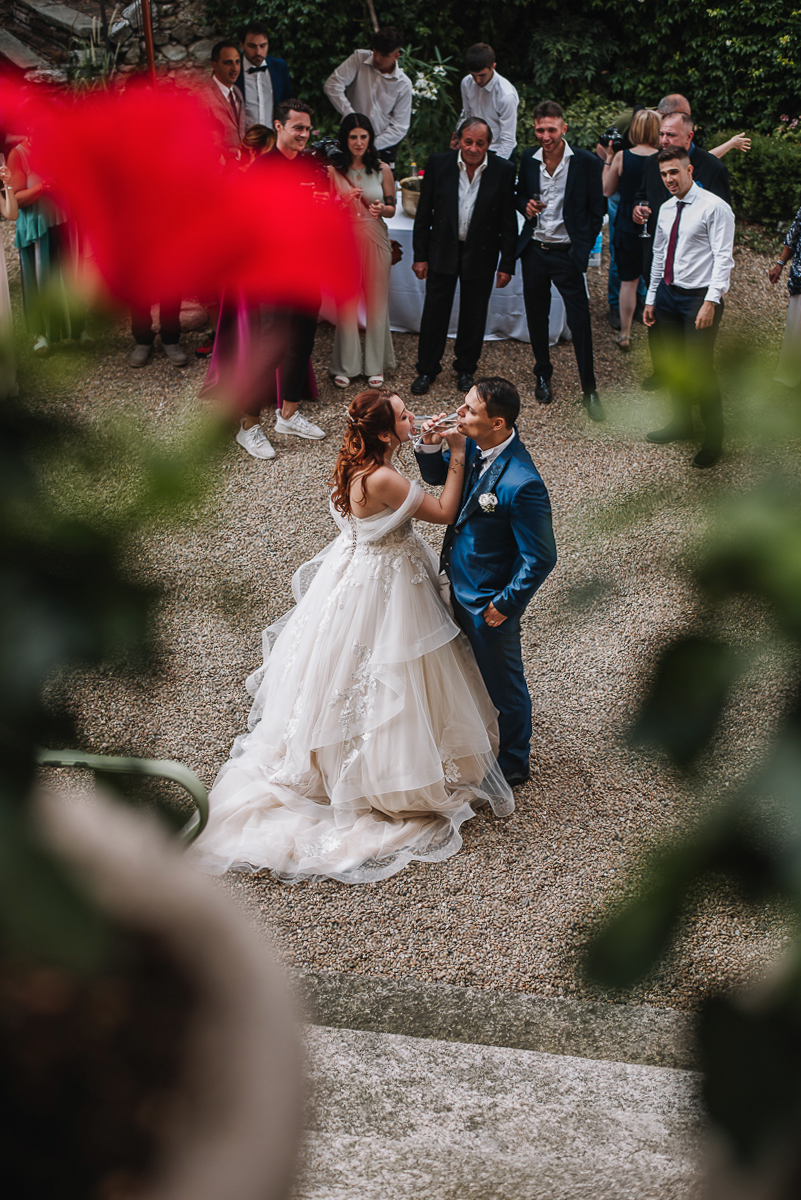 Matrimonio al Castello Canalis di Cumiana(TO). Aperitivo. Sposi che brindano