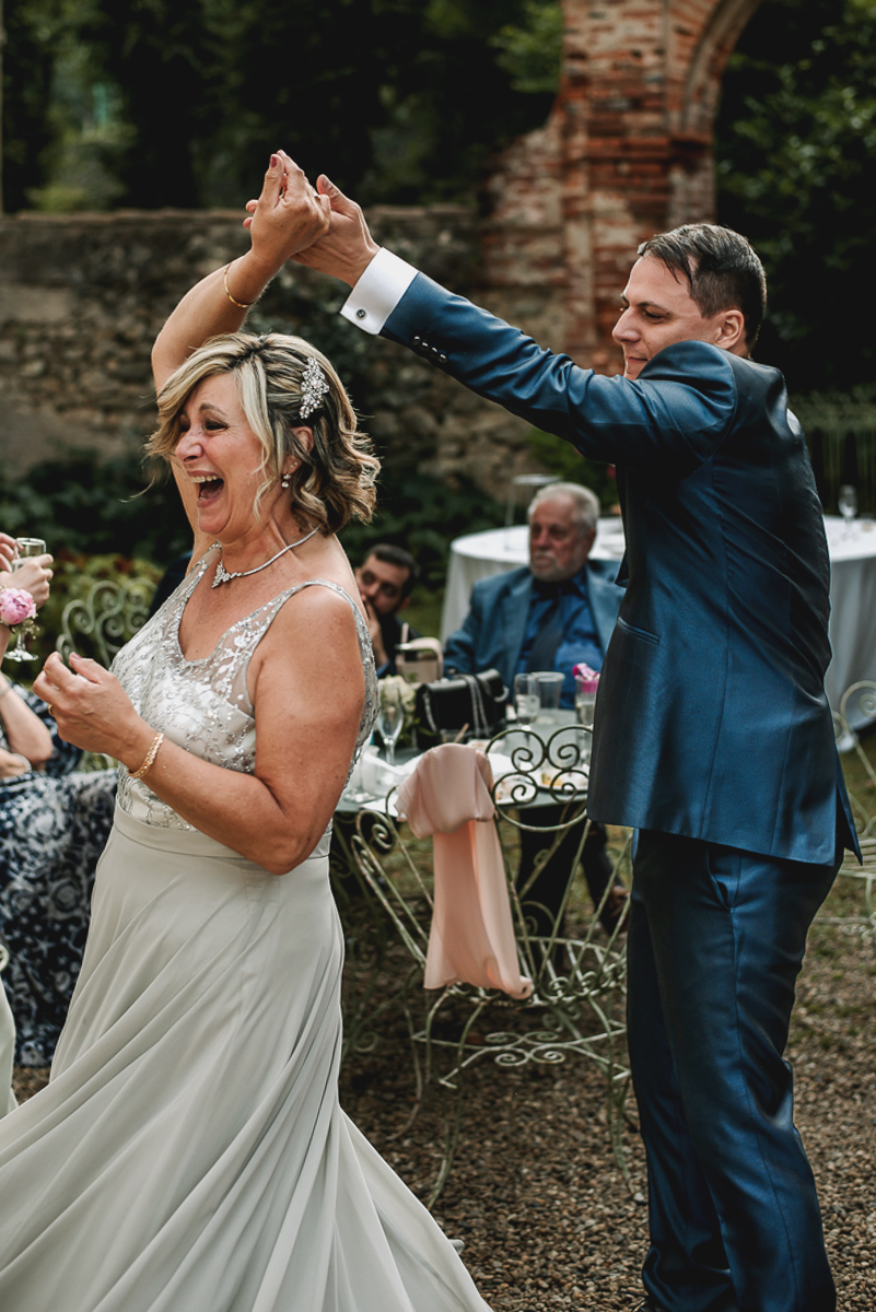 Matrimonio al Castello Canalis di Cumiana(TO). Aperitivo. Sposo che balla con la madre.