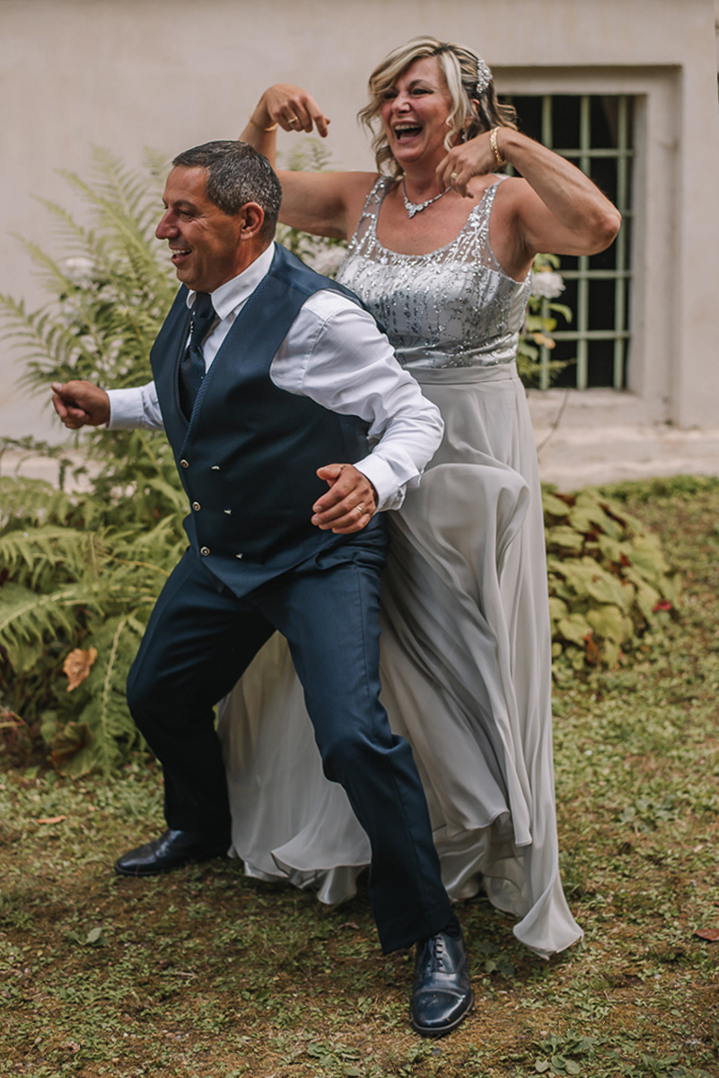 Matrimonio al Castello Canalis di Cumiana(TO). Aperitivo. Genitori dello sposo che ballanno