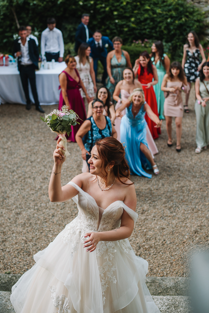 Matrimonio al Castello Canalis di Cumiana(TO). Lancio del bouquet