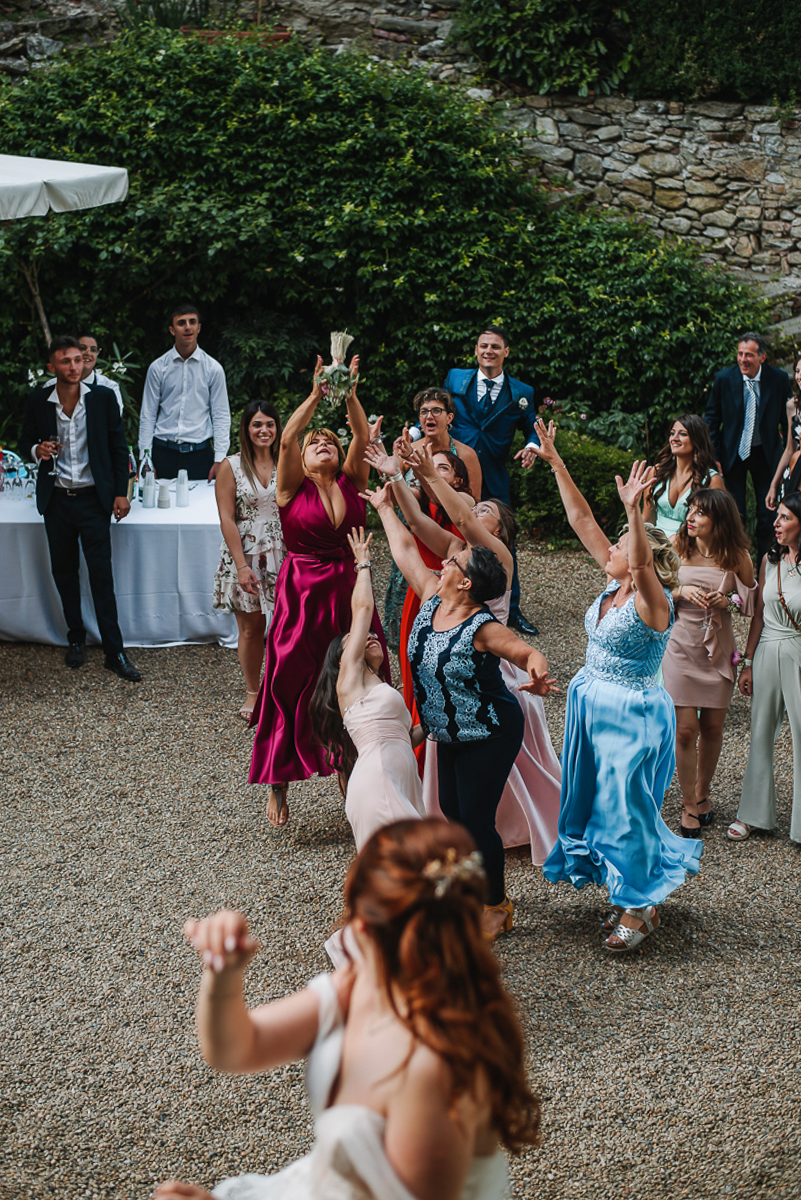 Matrimonio al Castello Canalis di Cumiana(TO). Lancio del bouquet