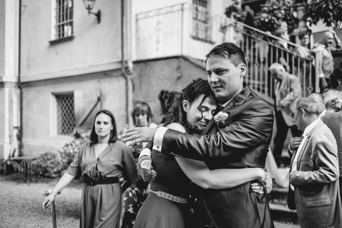 Matrimonio al Castello Canalis di Cumiana(TO). Aperitivo. Sposo che abbraccia una testimone