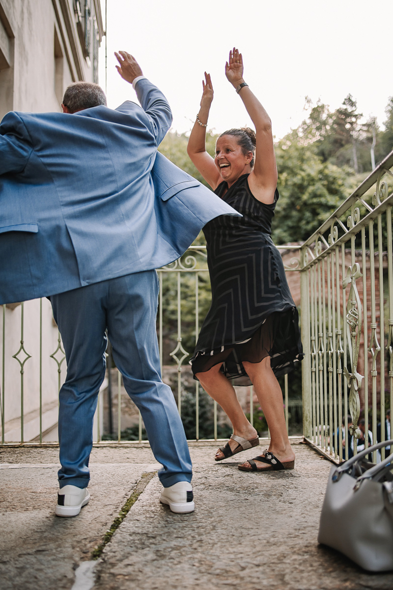 Matrimonio al Castello Canalis di Cumiana(TO). Aperitivo. Invitati che ballano.