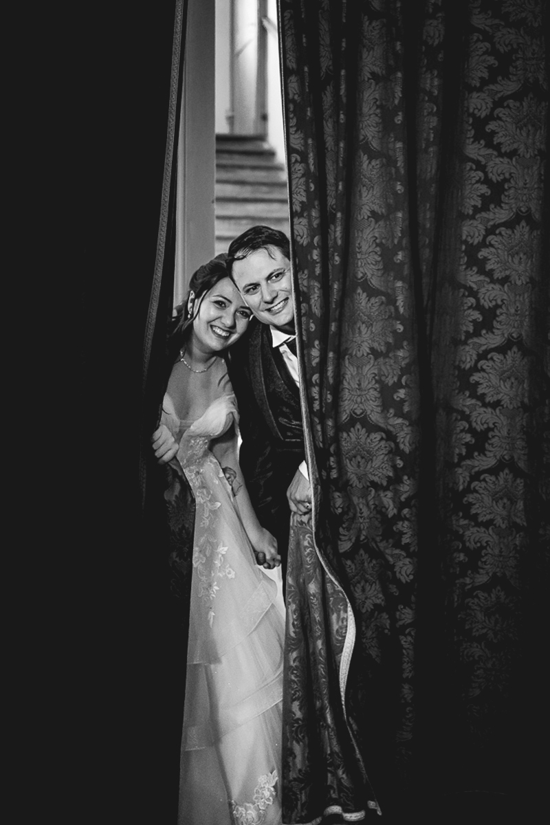 Matrimonio al Castello Canalis di Cumiana(TO). Cena. Sposi che stranno per entrare in sale. si affacciano alla tenda.