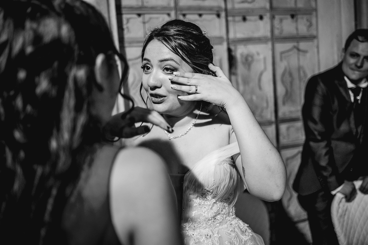 Matrimonio al Castello Canalis di Cumiana(TO). Cena.Sposa che si asciuga una lacrima dopo il discorso della testimone