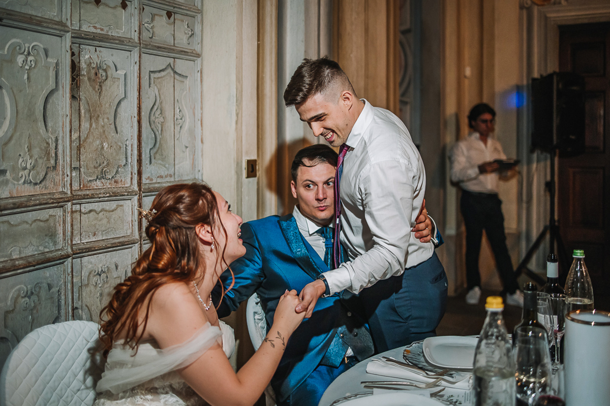 Matrimonio al Castello Canalis di Cumiana(TO). Cena.Sposo che abbraccia il suo testimone