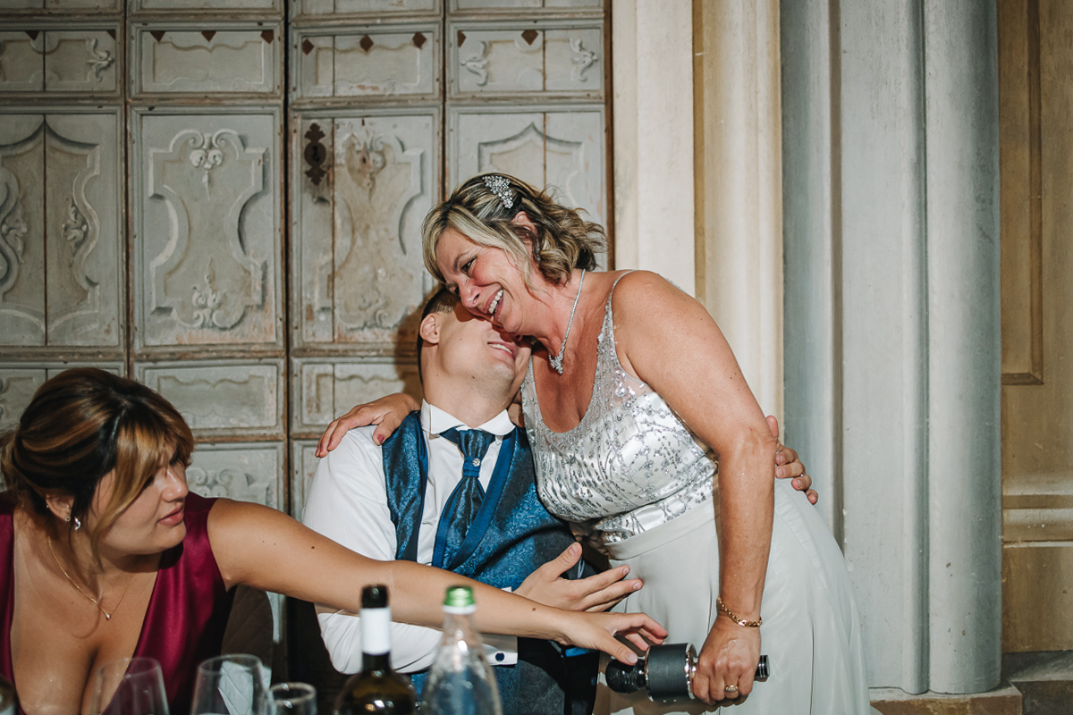 Matrimonio al Castello Canalis di Cumiana(TO). Cena.Sposo che abbraccia la mamma
