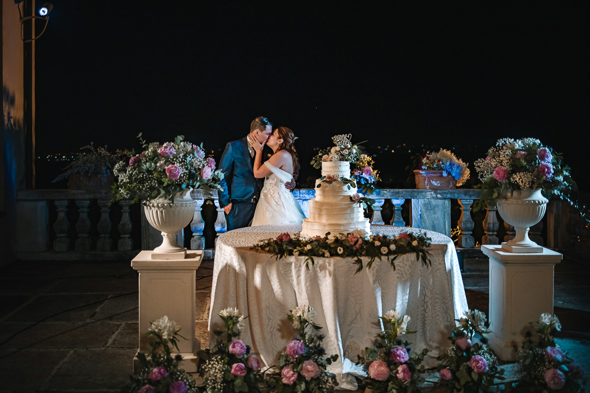 Matrimonio al Castello Canalis di Cumiana(TO). Taglio della torta. Sposi che si baciano