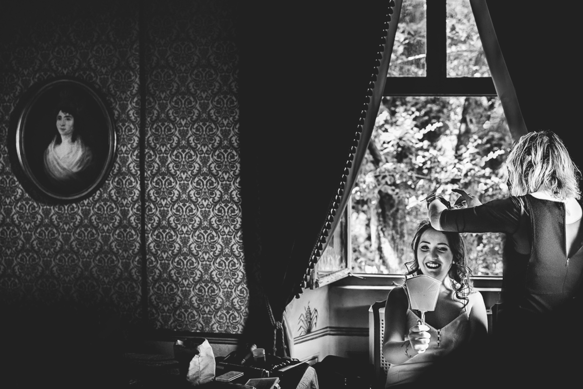 Matrimonio al Castello Canalis di Cumiana(TO). Parrucchiera che pettina la sposa in bianco e nero