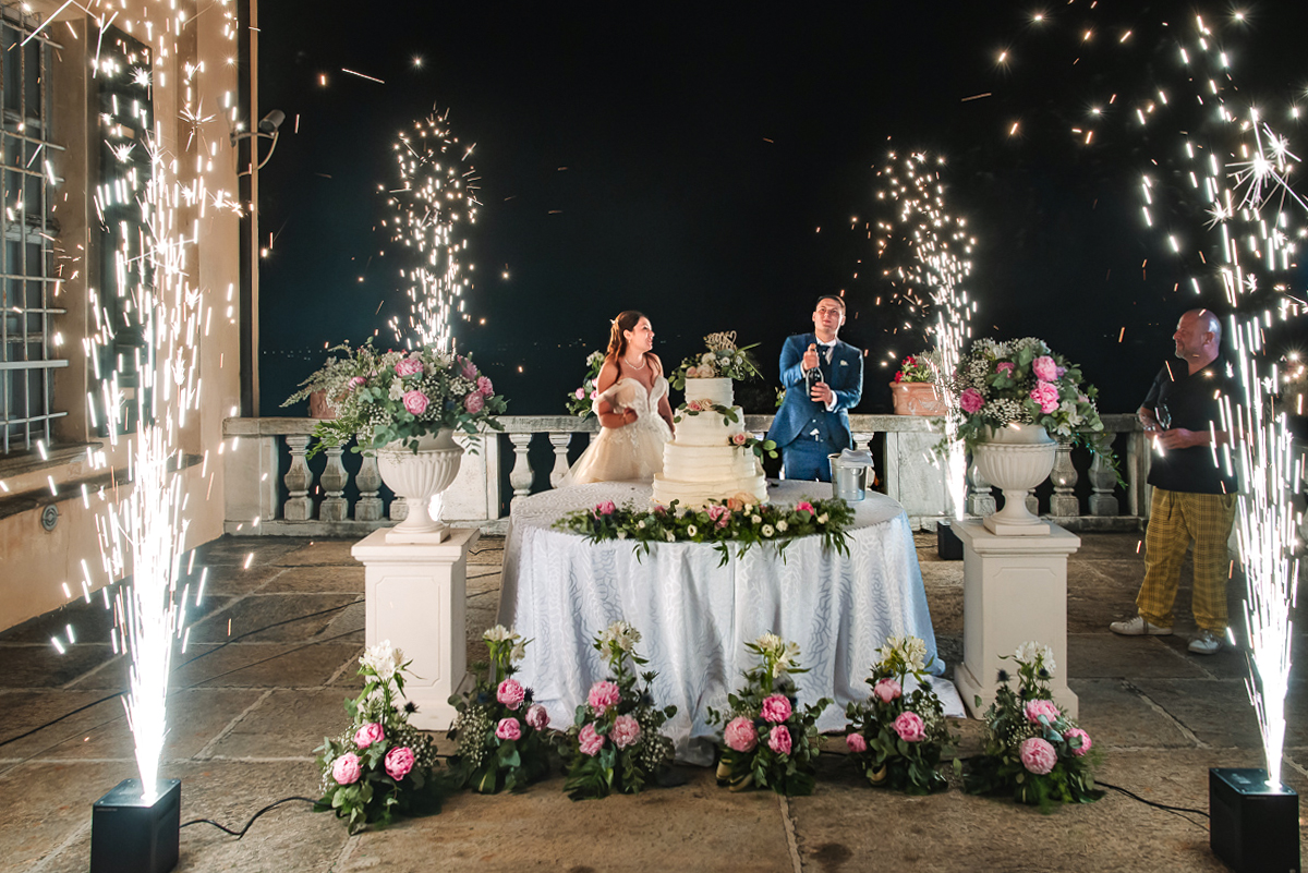 Matrimonio al Castello Canalis di Cumiana(TO). Taglio della torta. Sposi che brindano . Fontane luminose.