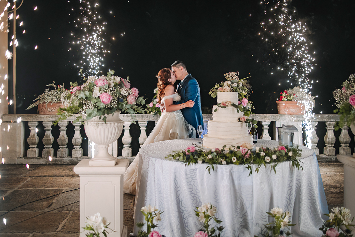 Matrimonio al Castello Canalis di Cumiana(TO). Taglio della torta. Sposi che si baciano. Fontane luminose