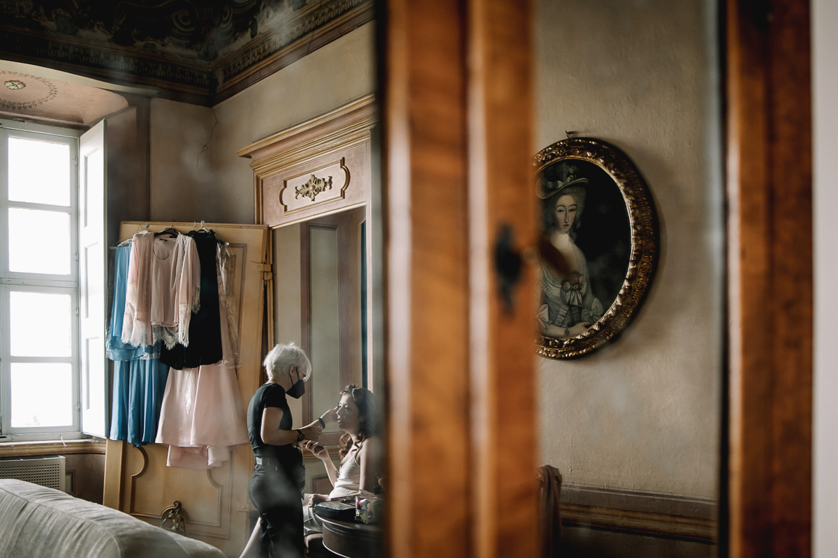 Matrimonio al Castello Canalis di Cumiana(TO). Make-up della sposa riflessa nelle ante di un mobile settecentesco
