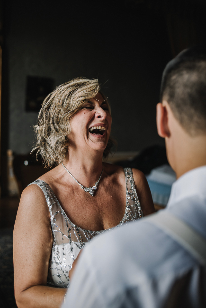 Matrimonio al Castello Canalis di Cumiana(TO). Mamma che ride davanti allo sposo
