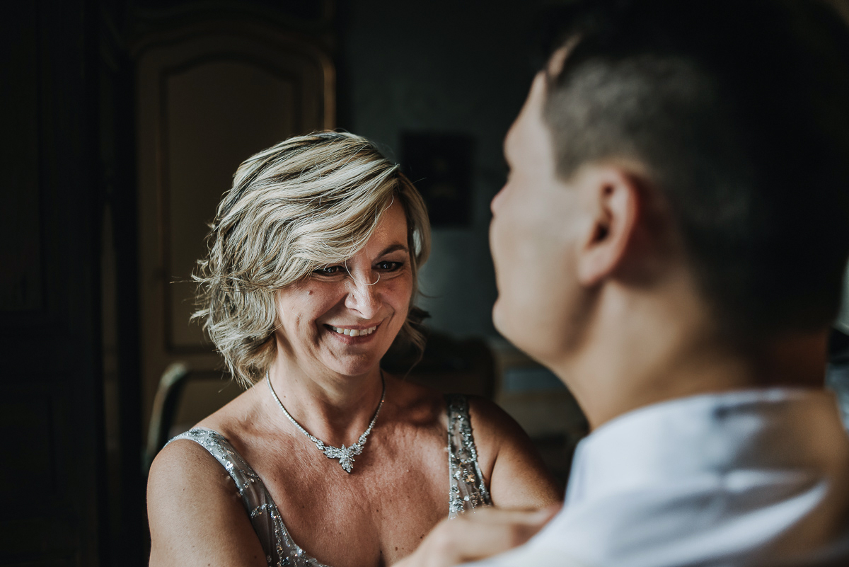 Matrimonio al Castello Canalis di Cumiana(TO). Mamma che sistema la cravatta dello sposo