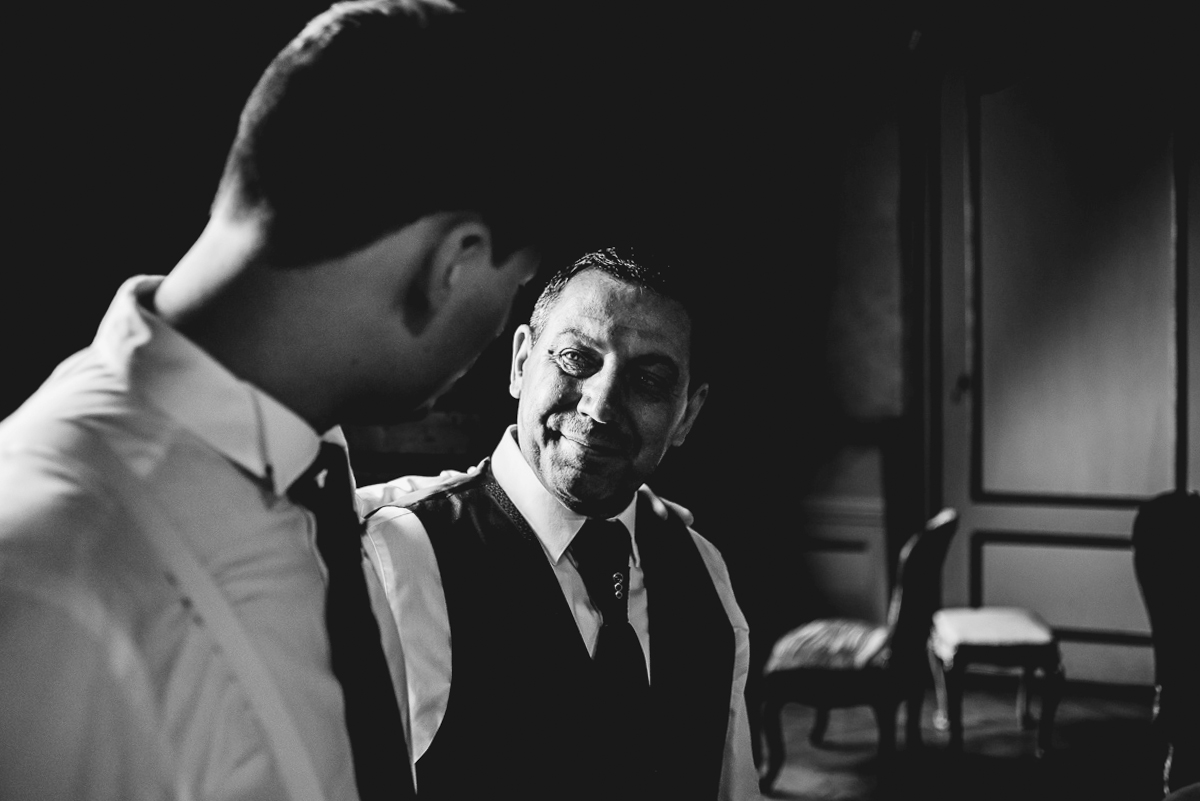 Matrimonio al Castello Canalis di Cumiana(TO). papà che guarda con affetto lo sposo. Bianco e nero