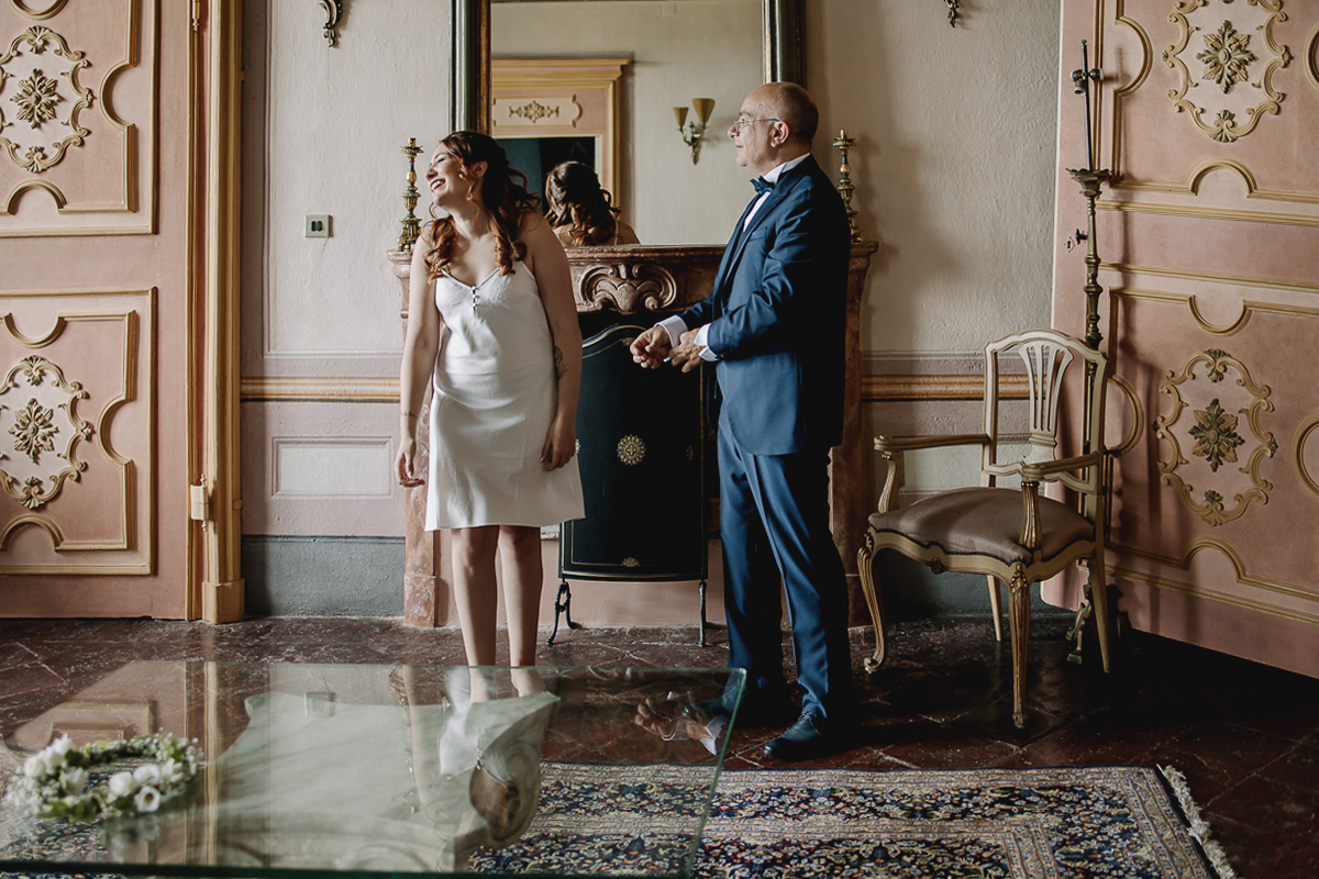 Matrimonio al Castello Canalis di Cumiana(TO). Sposa che ride divertita con il papà.