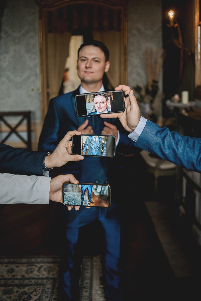 Matrimonio al Castello Canalis di Cumiana(TO). Amici dello sposo che fotografano lo sposo con i cellulari.