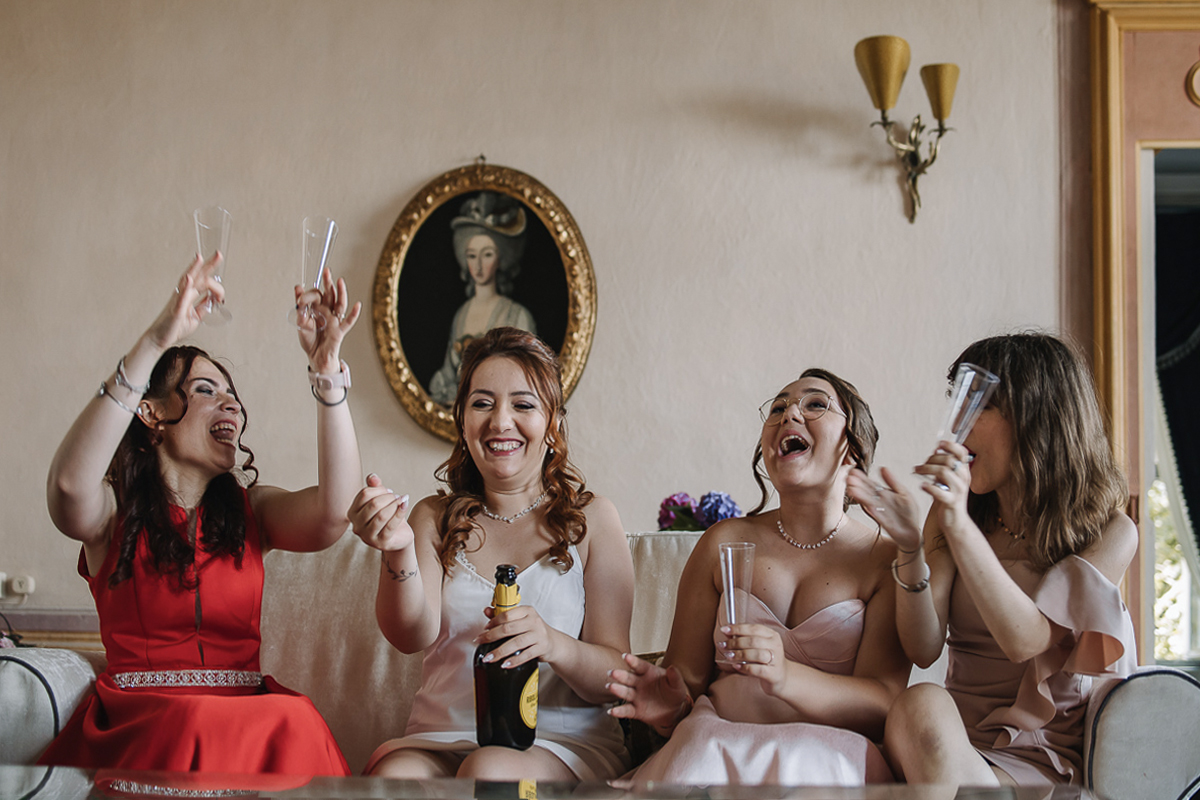 Matrimonio al Castello Canalis di Cumiana(TO). Sposa che brinda con le amiche
