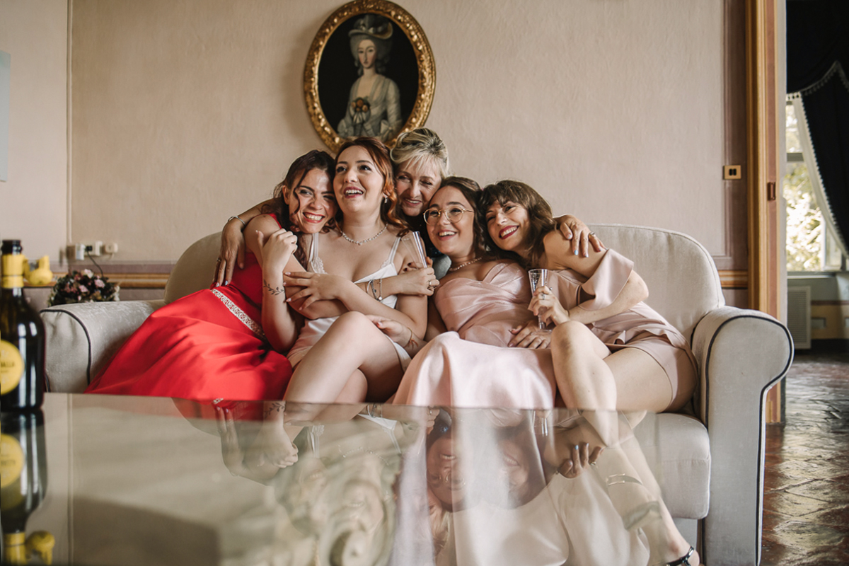 Matrimonio al Castello Canalis di Cumiana(TO). Sposa che brinda con la mamma e le amiche