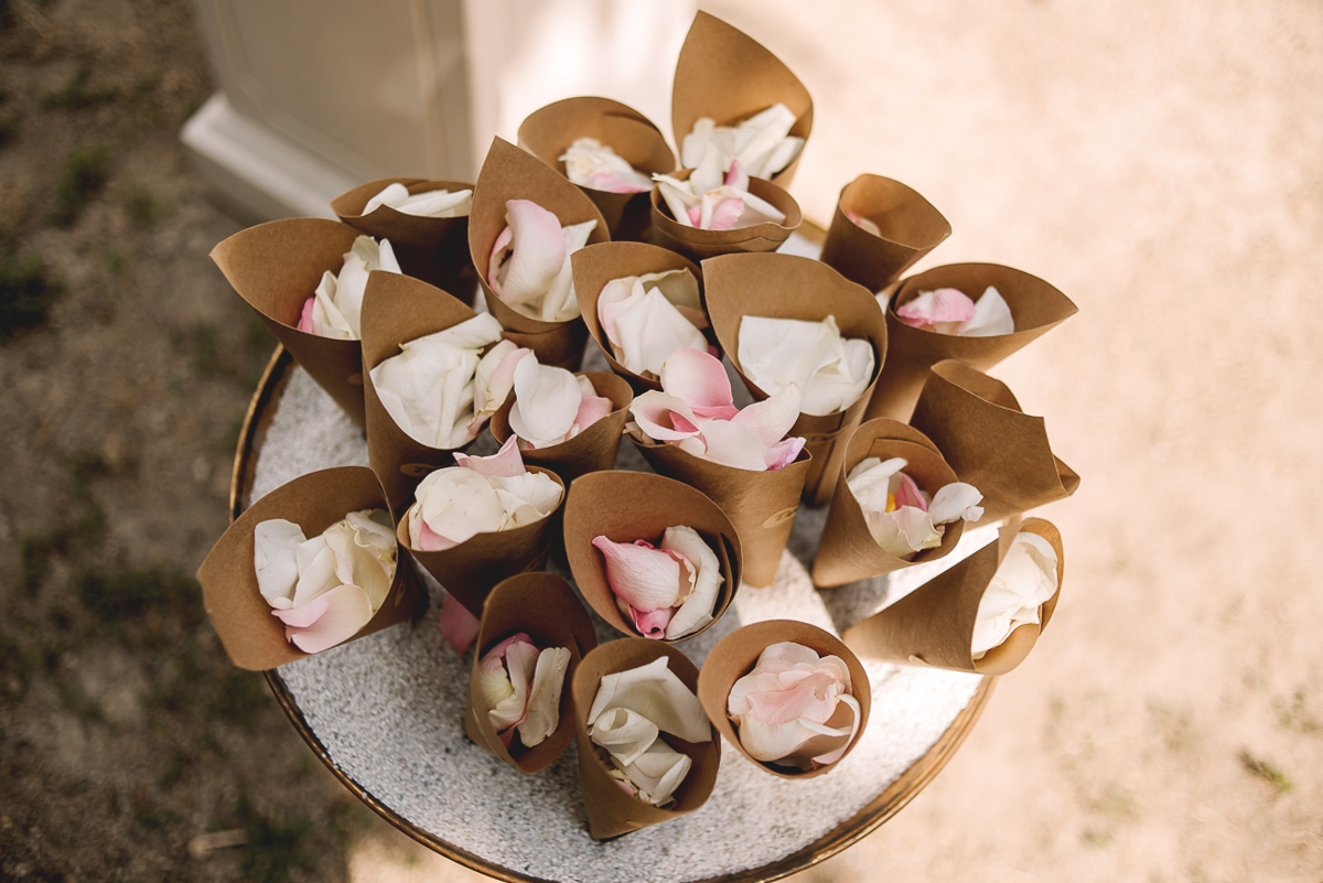 Matrimonio al Castello Canalis di Cumiana(TO). Conetti con i petali.