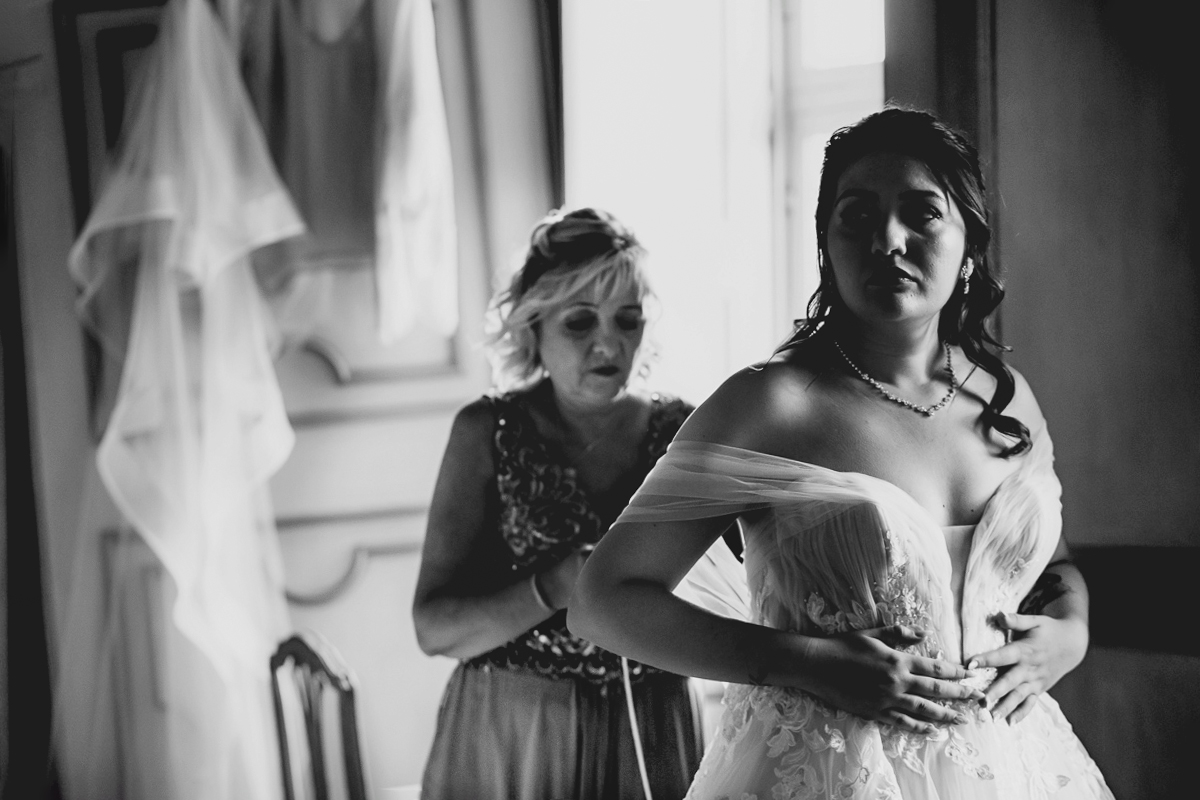 Matrimonio al Castello Canalis di Cumiana(TO). Mamma che aiuta la sposa a vestirsi