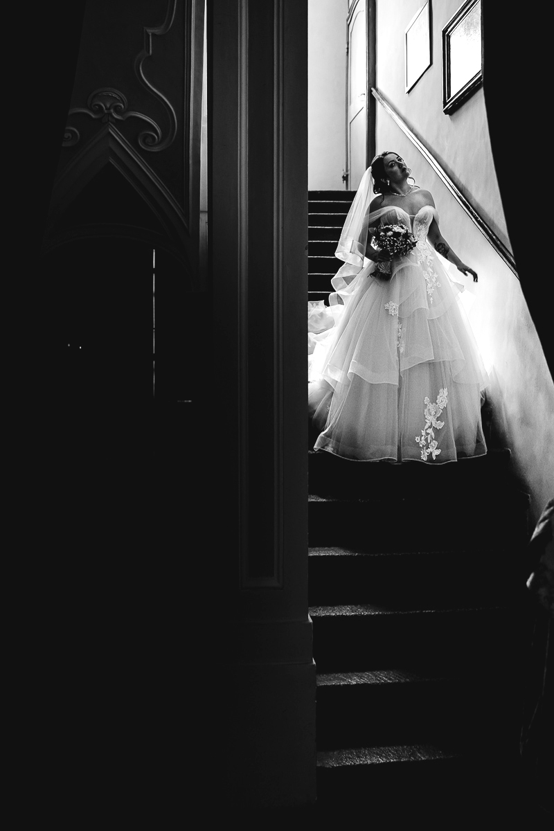 Matrimonio al Castello Canalis di Cumiana(TO). Sposa che scende lo scalone.