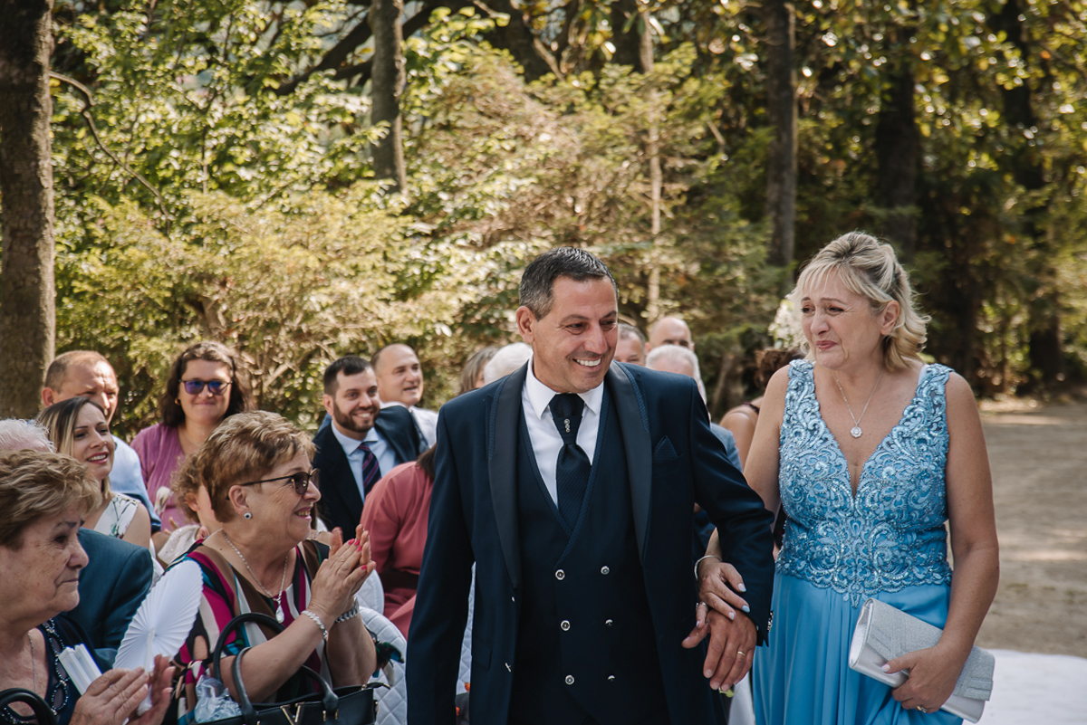 Matrimonio al Castello Canalis di Cumiana(TO). Padre dello sposo e madre della sposa che raggiungono il luogo della cerimonia