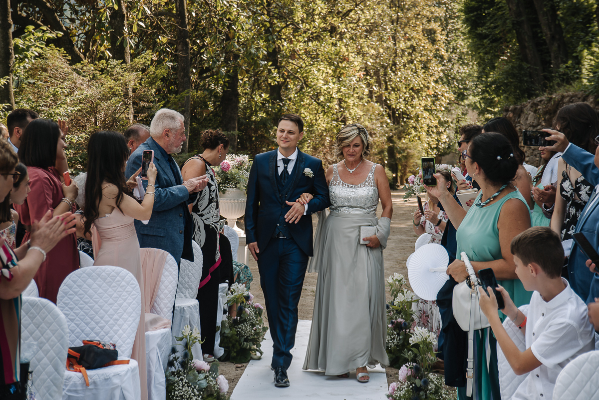 Matrimonio al Castello Canalis di Cumiana(TO). Cerimonia. Entrata dello sposo con la madre.