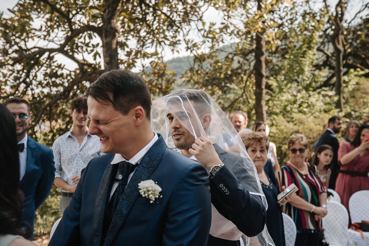 Matrimonio al Castello Canalis di Cumiana(TO). Cerimonia. Amico dello sposo con il velo che fa finta di essere la sposa.