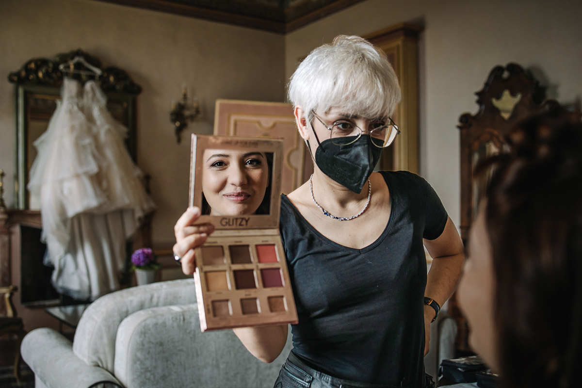 Matrimonio al Castello Canalis di Cumiana(TO).Preparazione della sposa. Sposa al trucco, riflessa nella trousse degli ombretti.