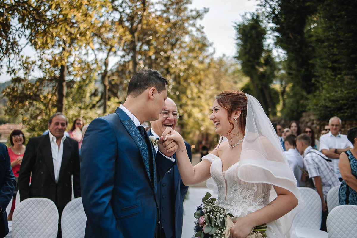 Matrimonio al Castello Canalis di Cumiana(TO). Cerimonia. Sposo che bacia la mano della sposa.