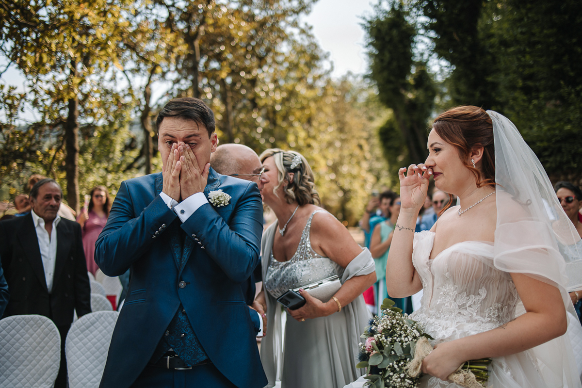 Matrimonio al Castello Canalis di Cumiana(TO). Cerimonia. Sposo commosso che si strofina gli occhi
