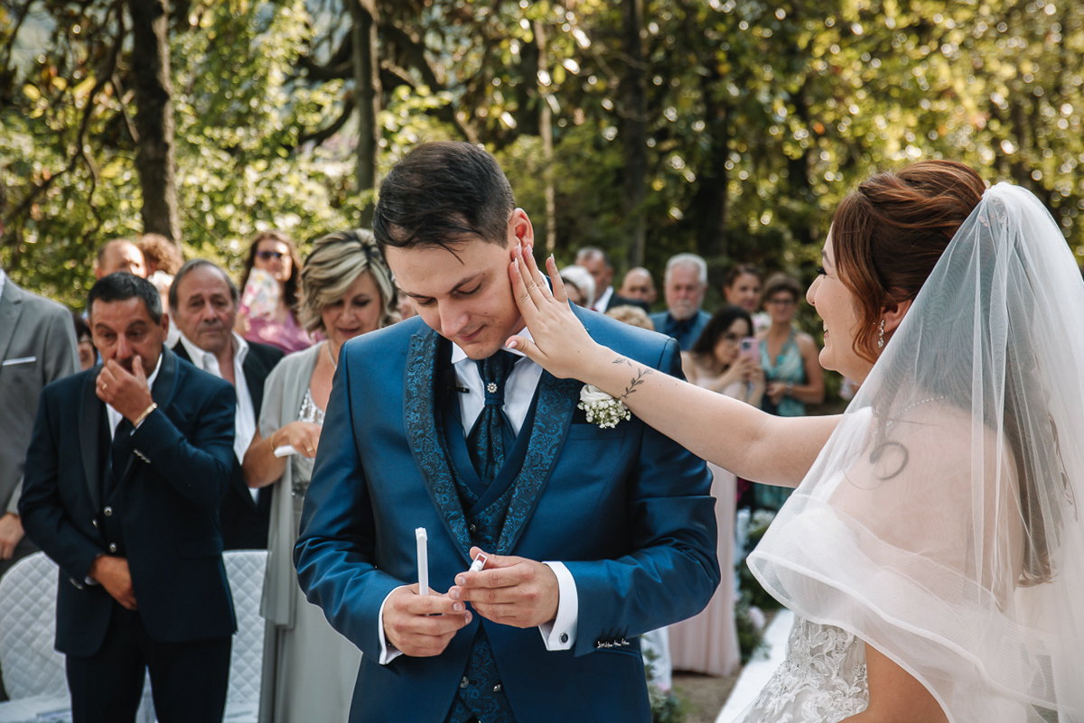 Matrimonio al Castello Canalis di Cumiana(TO). Cerimonia. Sposa che accarezza lo sposo commosso