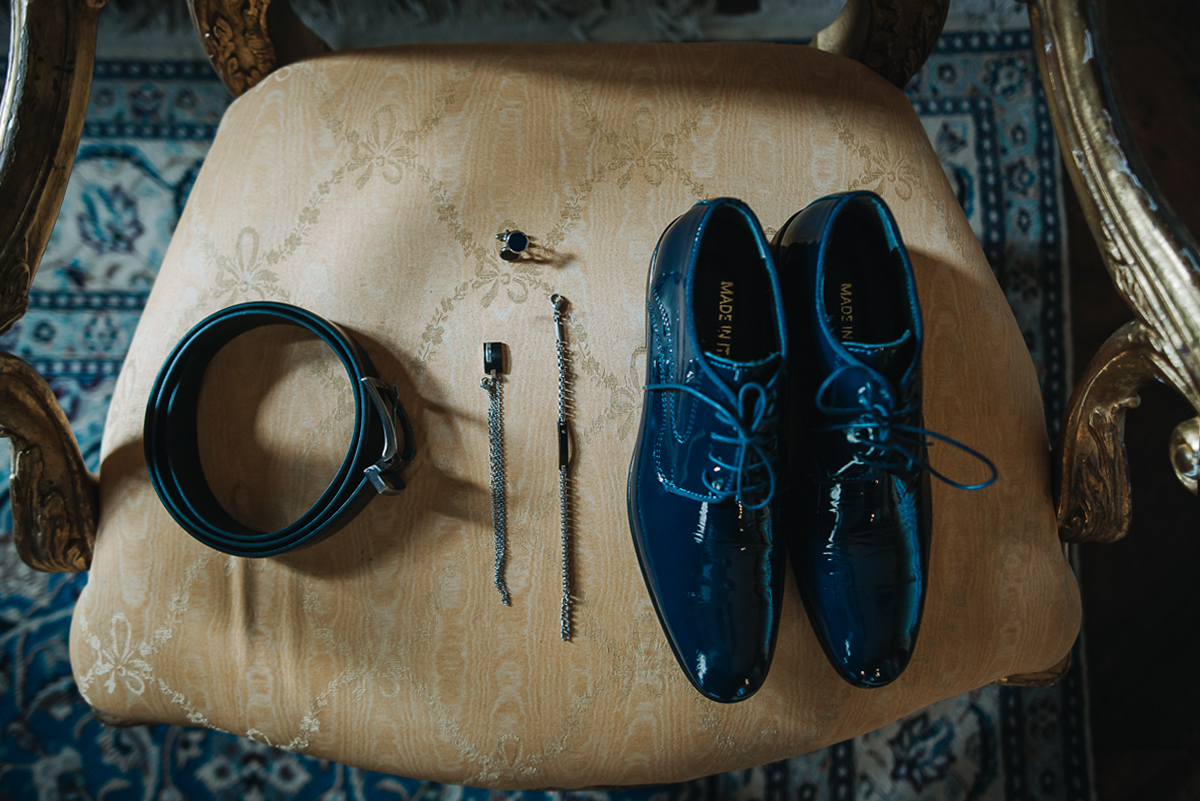 Matrimonio al Castello Canalis di Cumiana(TO). Preparazione dello sposo. Scarpe e accessori su di una poltroncina settecentesca con fodera in seta giallo crema.