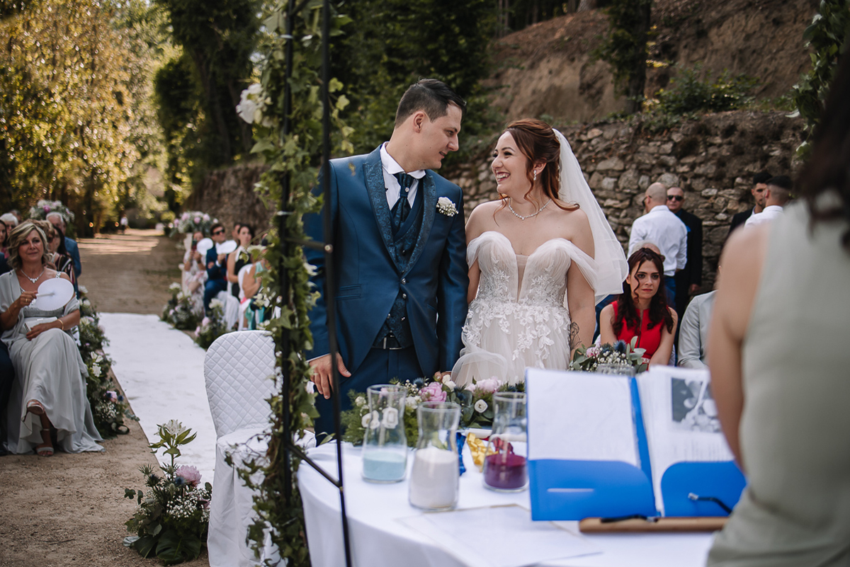 Matrimonio al Castello Canalis di Cumiana(TO). Cerimonia. Sposi che si guardano