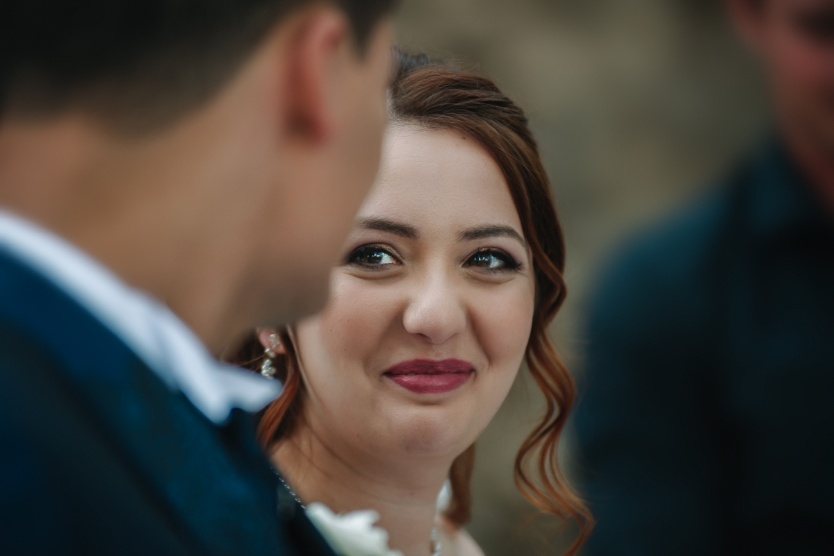 Matrimonio al Castello Canalis di Cumiana(TO). Cerimonia. Sposa che guarda lo sposo